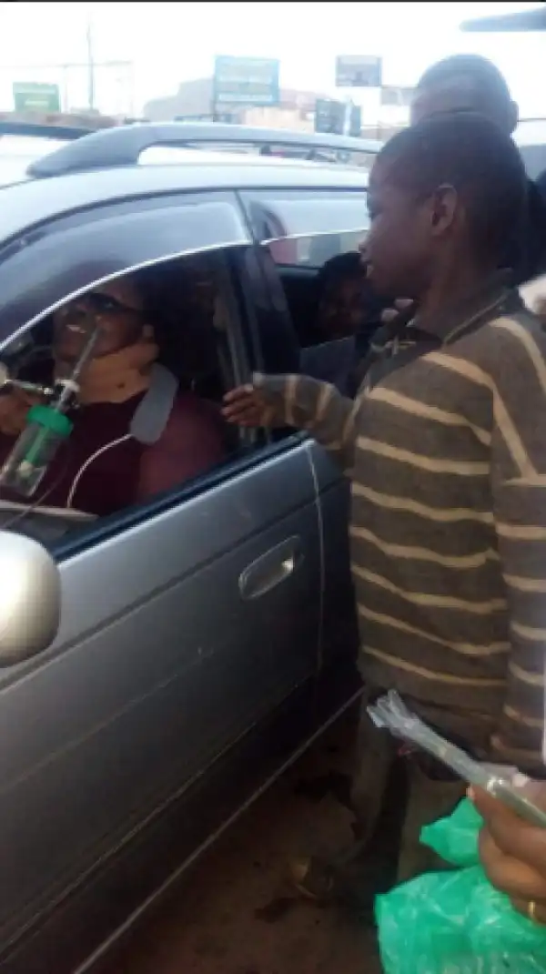 Heartbreaking moment boy realized the woman he was begging from depends on Oxygen for survival (Photos)